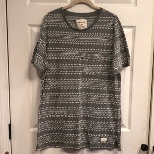 Modern Amusement size L pullover T-shirt
